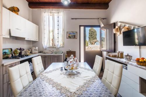 "The Cottage"with sea view, parking & wifi